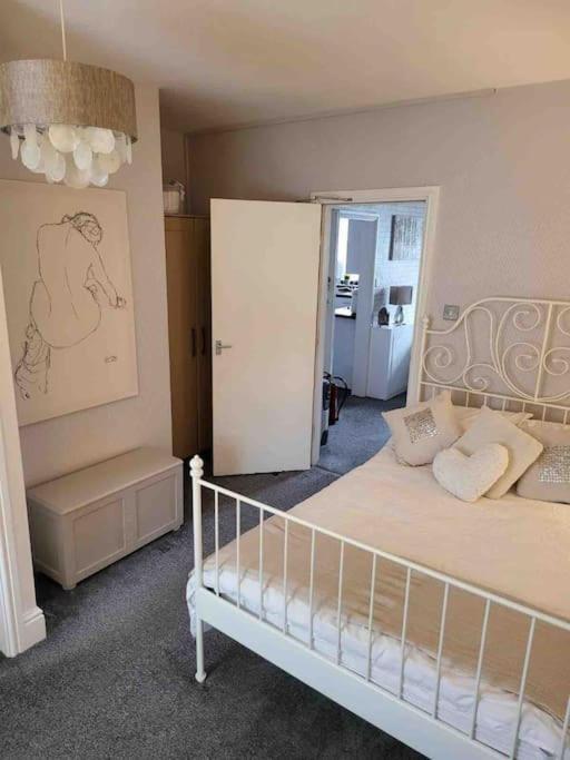 Willesden, Flat 2, A 1 Bedroom Flat Right In The Heart Of Apartment *
